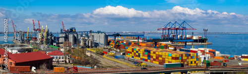 Fotografia Logistics terminal for shipment of import-export freights in containers on cargo vessel in seaport