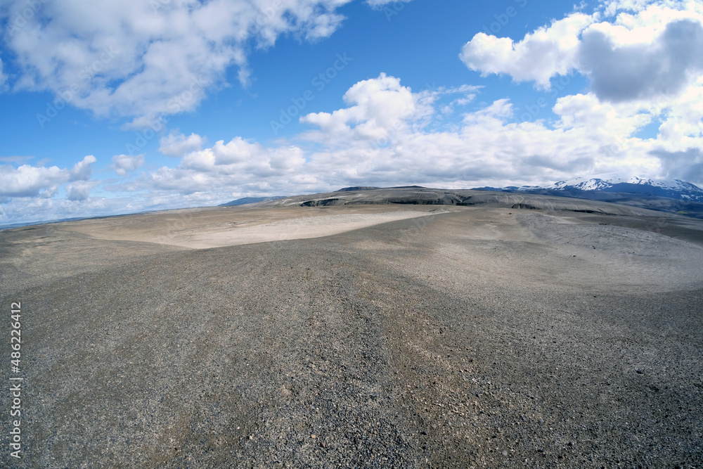 Von Vulkanasche gepräge Landschaft an der Route 26 am Fuße des Vulkans Hekla in Island