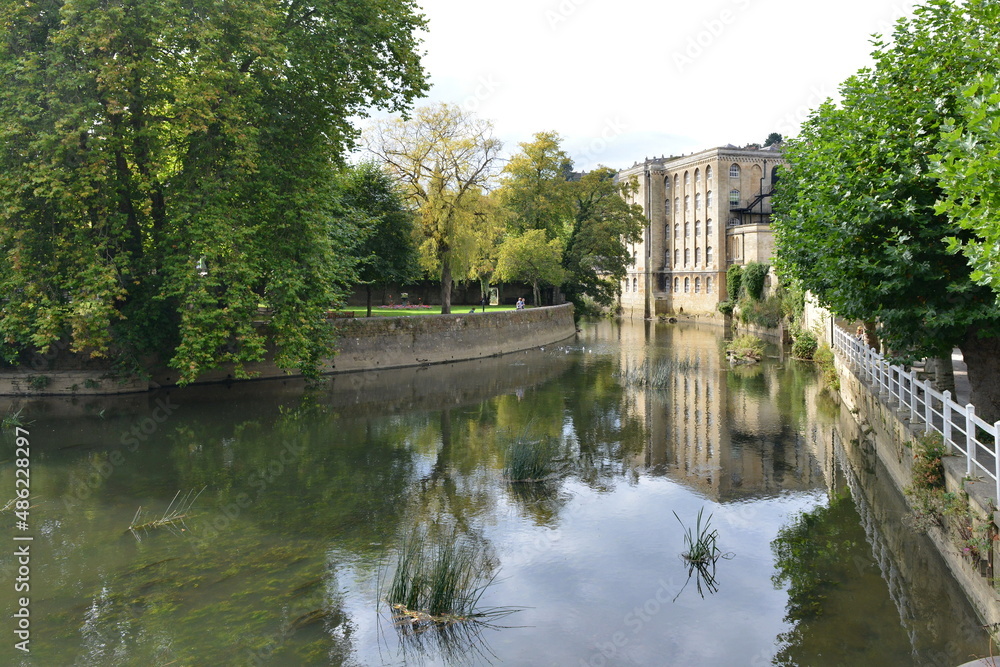 Fototapeta premium river running through a town