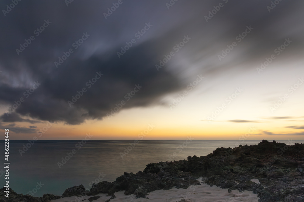 来間島で沈む夕陽を眺めてのんびりと