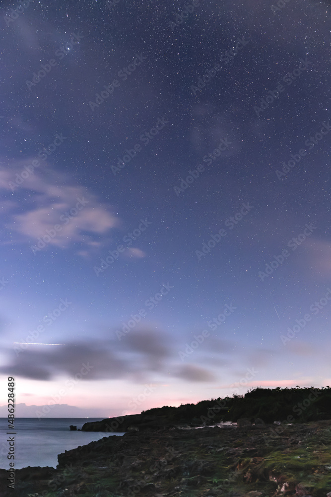 来間島でトワイライトに色づく薄暮の空に次々に浮かびでる無数の星々