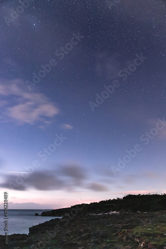 来間島でトワイライトに色づく薄暮の空に次々に浮かびでる無数の星々 © WATA3