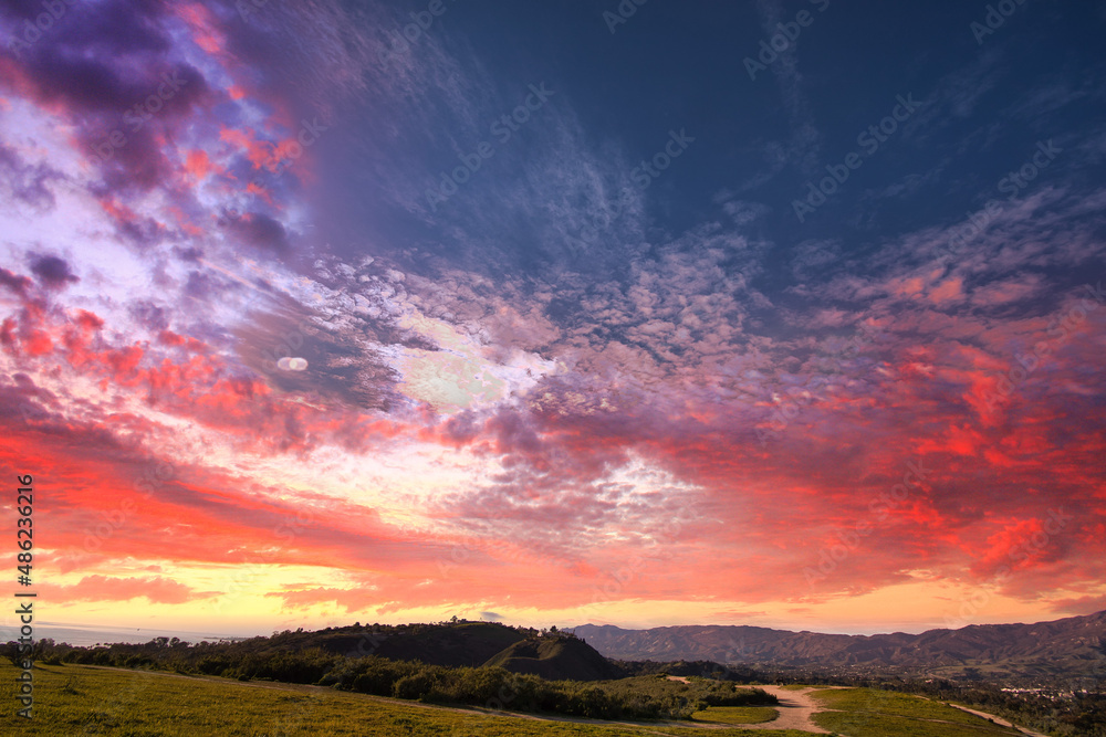 Obraz premium Sunset view of Santa Barbara from Elings park