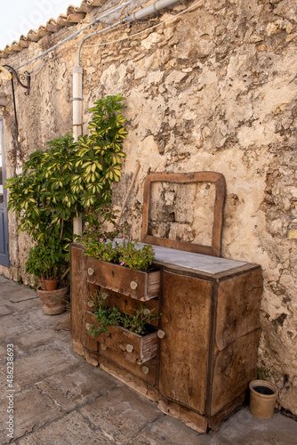 mueble antiguo en una calle con plantas