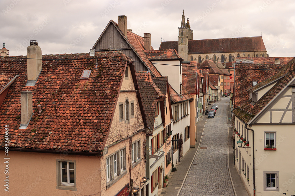 Fototapeta premium Rothenburg ob der Tauber; Klingengasse und St.-Jakobs-Kirche