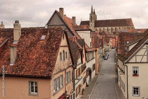 Rothenburg ob der Tauber; Klingengasse und St.-Jakobs-Kirche