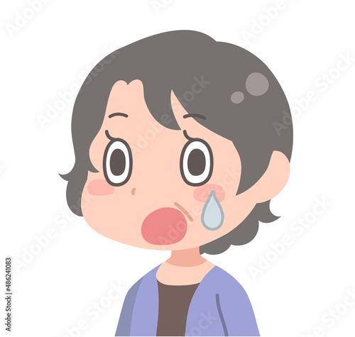 目を見開く中年女性