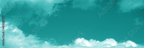 Hintergrund  Banner und Textur  blauer Himmel mit wei  en Wolken umrahmt  leere Fl  che mit Textfreiraum 