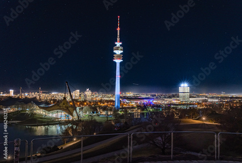 Münchner Olympiaturm vor Sternenhimmel