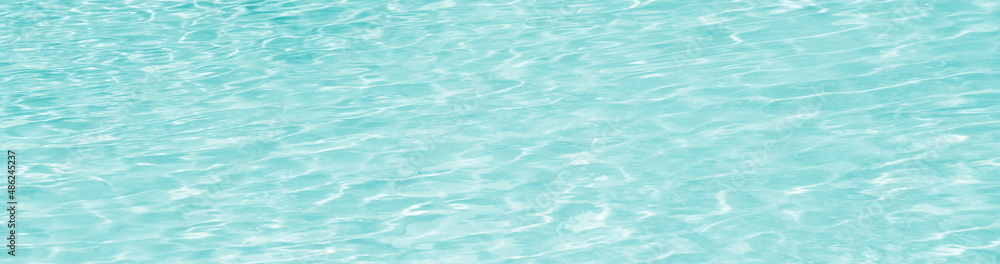 Pool, Schwimmbad, Hintergrund und Textur blaues und grünes Wasser mit Wellen im Sonnenlicht, Wassertextur Pool, Schwimmbad, Hintergrund und Textur blaues und grünes Wasser mit Wellen im Sonnenlicht, Wassertextur