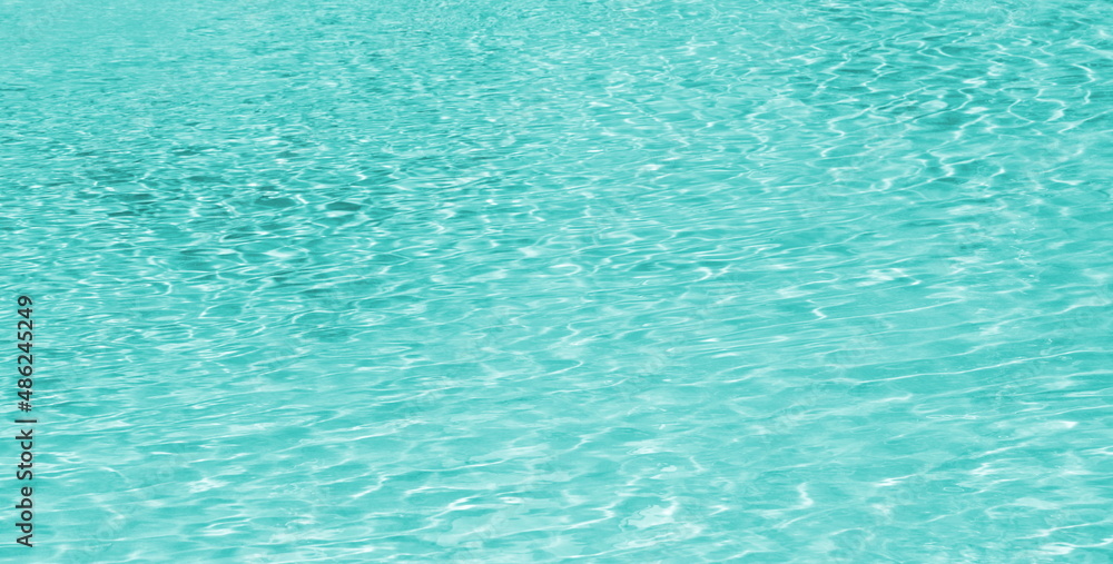 Pool, Schwimmbad, Hintergrund und Textur blaues Wasser mit Wellen im Sonnenlicht, Wassertextur	