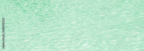 Pool, Schwimmbad, Hintergrund und Textur blaues und grünes Wasser mit Wellen im Sonnenlicht, Wassertextur 