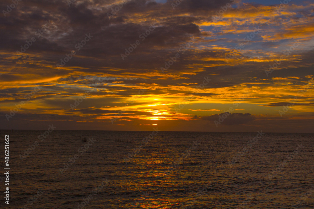 Obraz premium the sea is getting dark 4