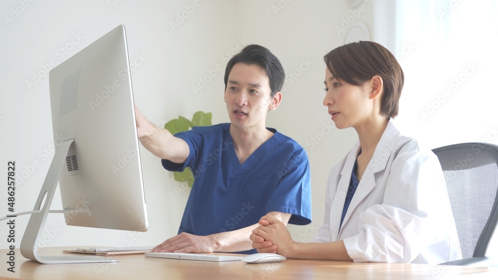 真剣に話す日本人医療従事者