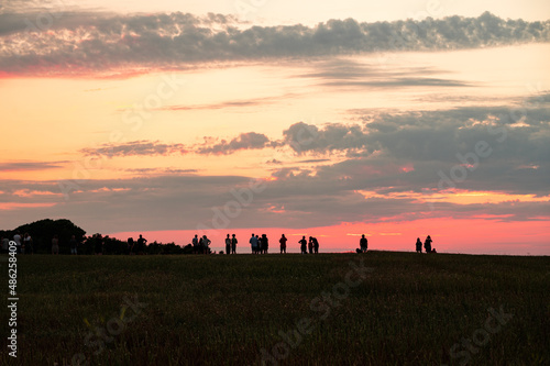 Menschen beobachten den Sonnenuntergang © M.Levin-Mueller