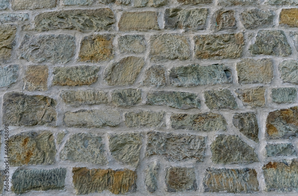 Detail einer wunderschönen alten rustikalen Wand oder Mauer aus Stein aus unsymmetrischen grauen und beigefarbenen Steinen und breiten Fugen – Hintergrund, Design, Banner, Copy Space