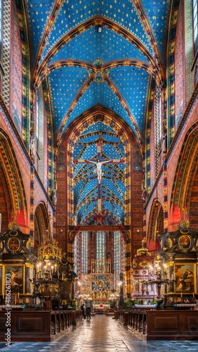 Wnętrze Kościoła Mariackiego w Krakowie z ołtarzem Wita Stwosza