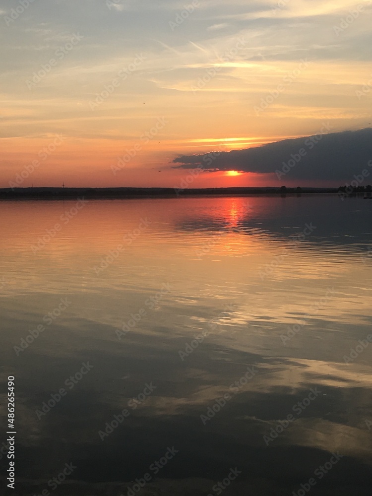 Obraz premium Sommerlicher Sonnenuntergang. Hier sieht man einen tollen Sonnnenuntergang am Dümmersee.