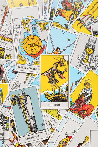 Foto Many tarot cards as background, top view