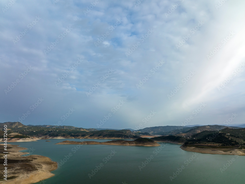 vista de un embalse de agua con niveles de agua bajo mínimos vista de un embalse de agua con niveles de agua bajo mínimos