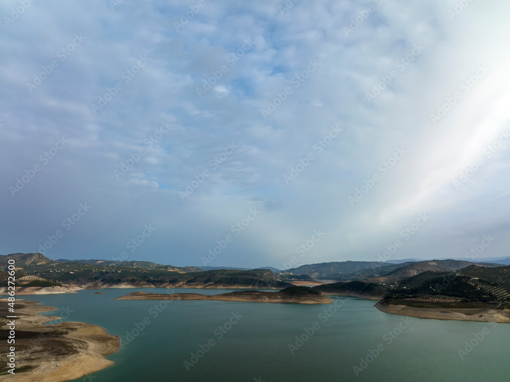 vista de un embalse de agua con niveles de agua bajo mínimos