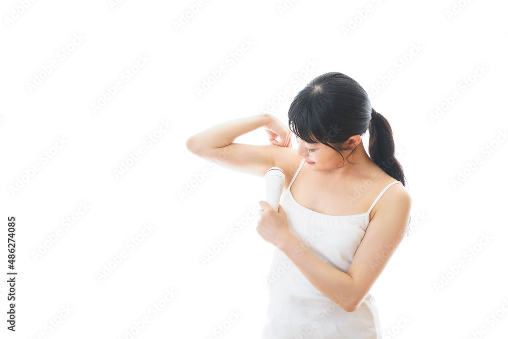 脱毛器を使う若い女性