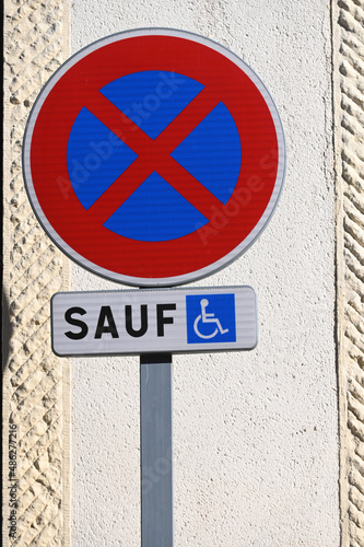 signalisation interdit stationnement parking handicapé © JeanLuc
