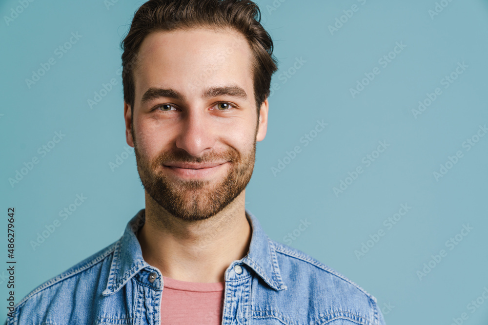 Obraz premium Young bristle man wearing shirt smiling and looking at camera