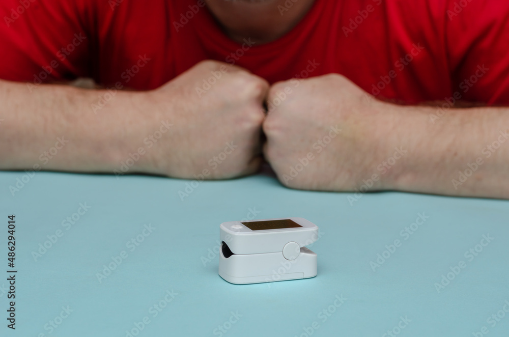 White pulse oximeter - is a medical monitoring and diagnostic de White pulse oximeter - is a medical monitoring and diagnostic de
