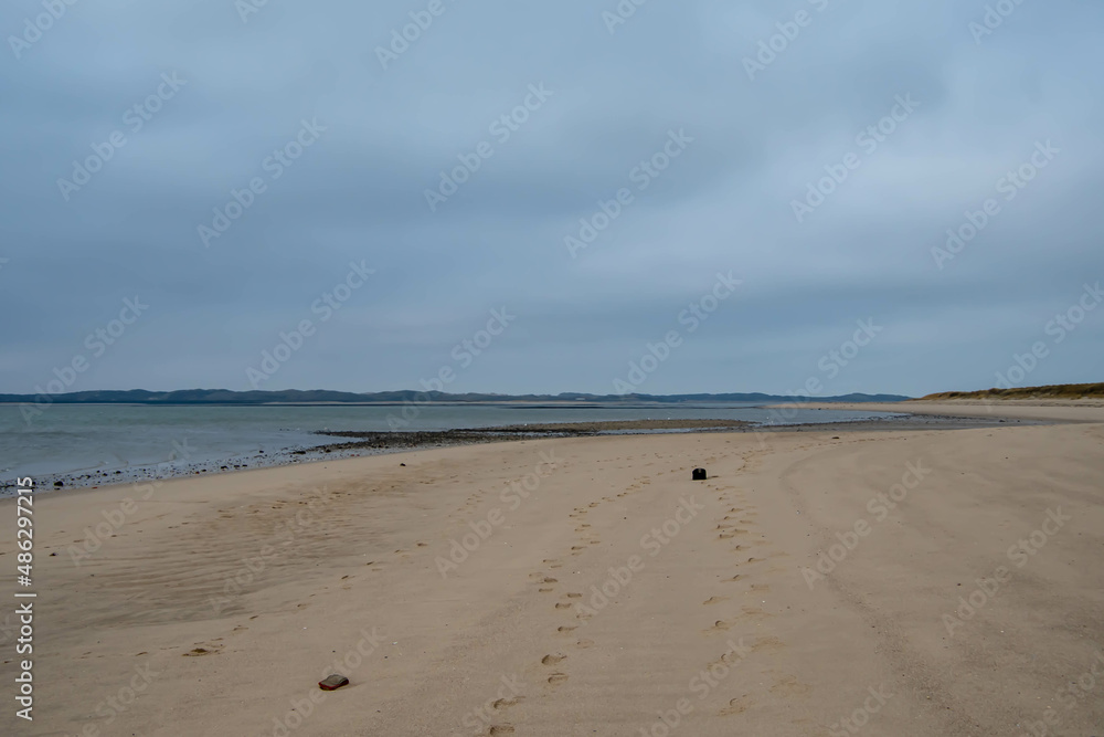 Menschenleerer Strand mit Spuren im Sand am Lister Ellenbogen im Winter Insel Sylt