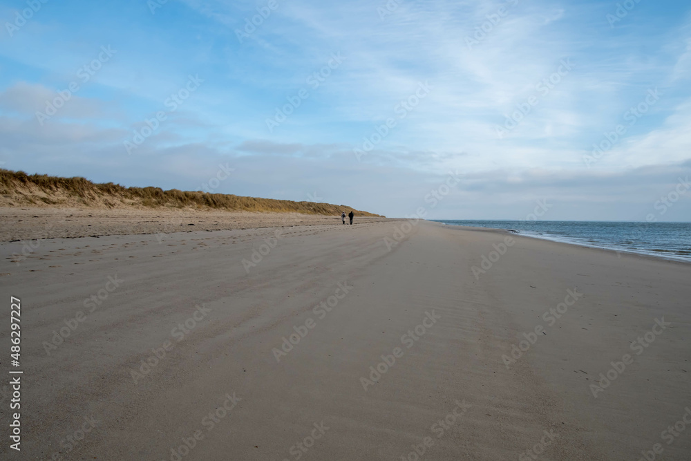 Paar geht spazieren am Strand vom Lister Ellenbogen im Winter Insel Sylt