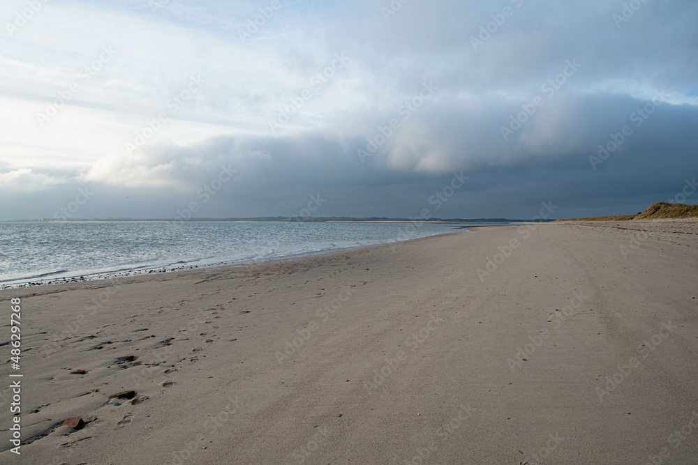 Menschenleerer Strand am Lister Ellenbogen im Winter Insel Sylt