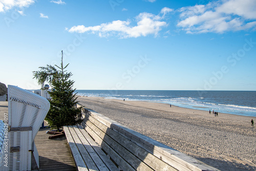 Wallpaper Mural Viele Menschen gehen zu Weihnachten am Strand von Kampen Insel Sylt spazieren Torontodigital.ca