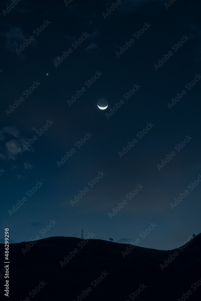 luna creciente y silueta de una montaña para fondos y diseños ..... crescent moon and silhouette of a mountain for backgrounds and designs