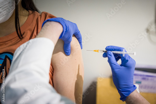 Booster Impfung mit Spritze