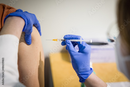 Booster Impfung mit Spritze