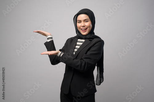 Beautiful business woman with hijab portrait on white background © tonefotografia