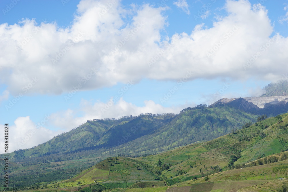 Naklejka premium Scenic view of green valley