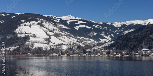 Blick   ber den See in verschneite Berge.