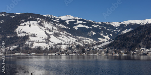 Blick über den See in verschneite Berge. photo