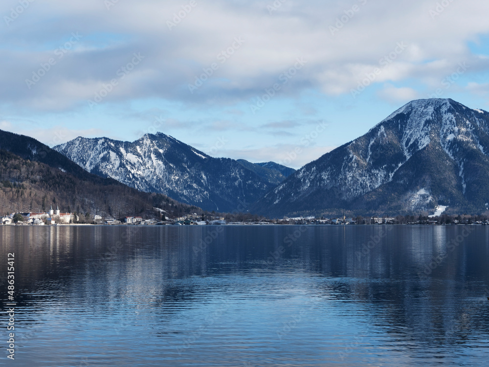 Paysages des Alpes bavaroises. Lac de Tegern (Tegernsee) vu depuis la jetée et le sentier de promenade de Bad Wiessee entouré des hauts sommets enneigés de Haute-Bavière