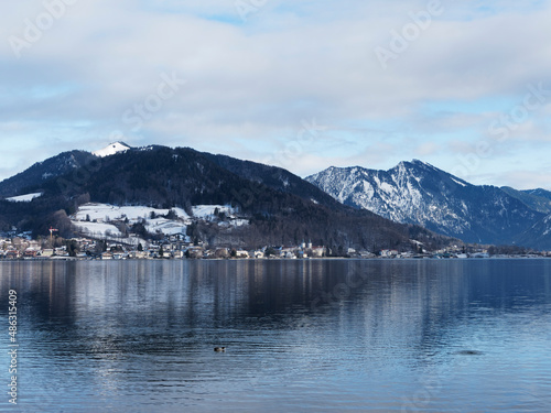 Lac de Tegern (Tegernsee) vu depuis la jetée et le sentier de promenade de Bad Wiessee entouré des hauts sommets enneigés de Haute-Bavière