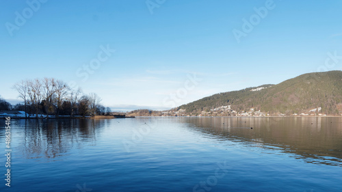 Lac de Haute-Bavière. Les eaux calmes du lac de Tegern (Tegernsee) en hiver vues depuis la jetée de Bad Wiessee