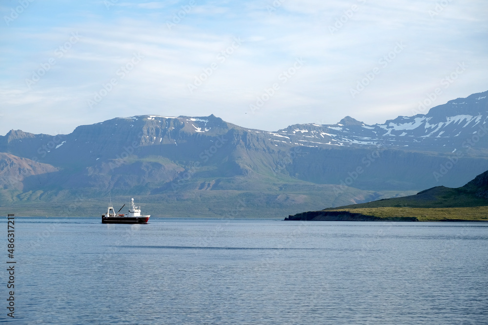 Fischkutter auf dem Redarfjördur an der Ostküste Island Fischkutter auf dem Redarfjördur an der Ostküste Island