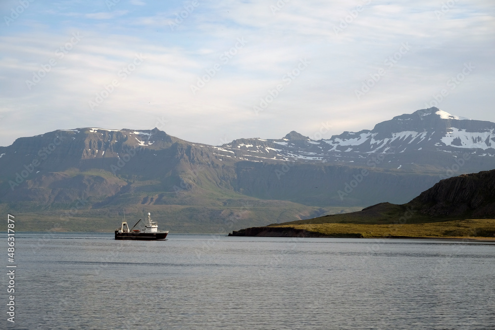 Fischkutter auf dem Redarfjördur an der Ostküste Island Fischkutter auf dem Redarfjördur an der Ostküste Island
