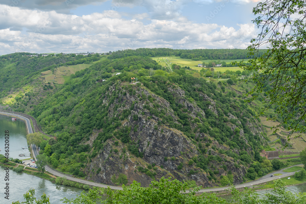 Blick auf den Loreleyfelsen bei St. Goarshausen im Oberen Mittelrheintal, Rheinland-Pfalz