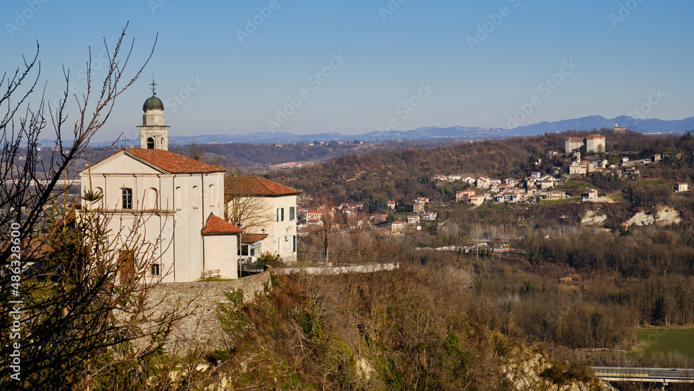 Foto della Chiesa di Santa Limbania scattata dal Belvedere di Rocca Grimalda (AL).