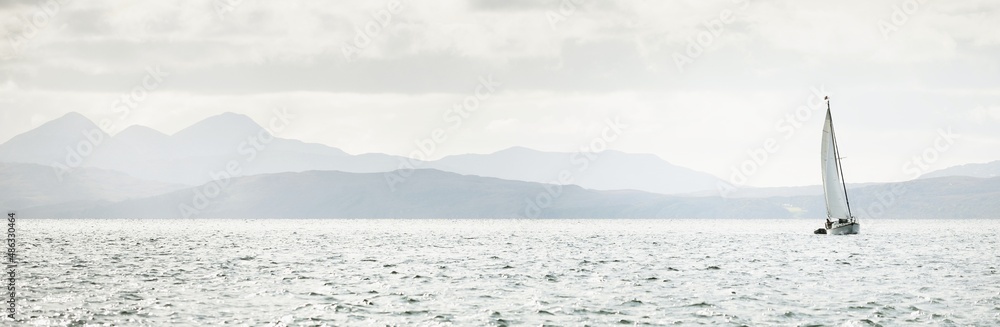 Φωτογραφία Panoramic view of the shores, mountains and valleys of Jura island from the water