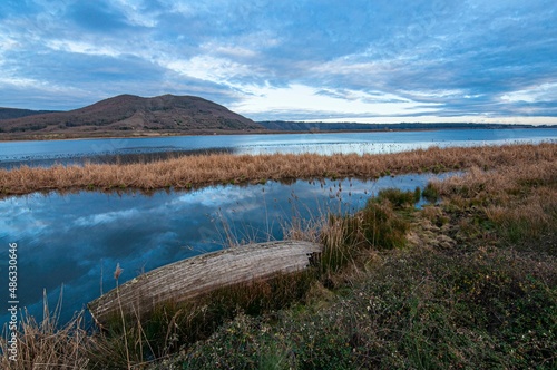 Barca abbandonata sulle rive del Lago di Vico