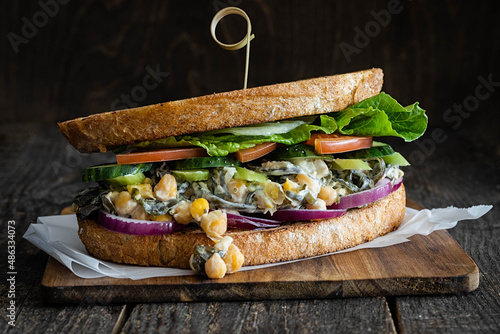 Sandwich with green vegetables and chickpeas